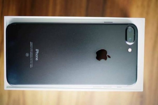 质感不输亮黑 曝iPhone7 Plus黑色版实拍 