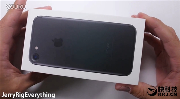 黑色iPhone 7首发刮划、掰弯测试！看着心疼