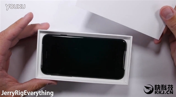 黑色iPhone 7首发刮划、掰弯测试！看着心疼