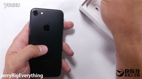 黑色iPhone 7首发刮划、掰弯测试！看着心疼
