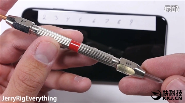 黑色iPhone 7首发刮划、掰弯测试！看着心疼