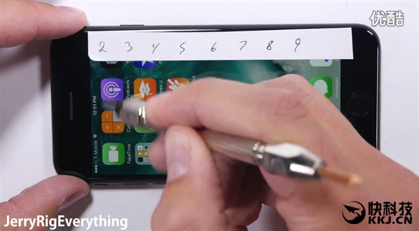 黑色iPhone 7首发刮划、掰弯测试！看着心疼