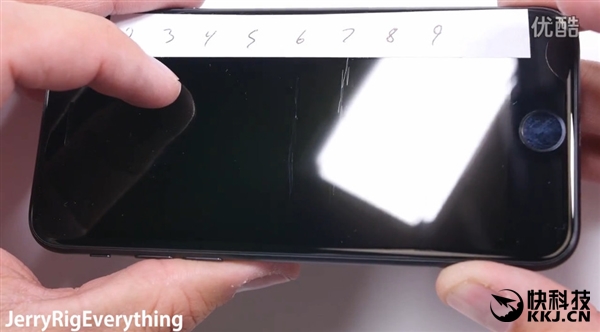 黑色iPhone 7首发刮划、掰弯测试！看着心疼