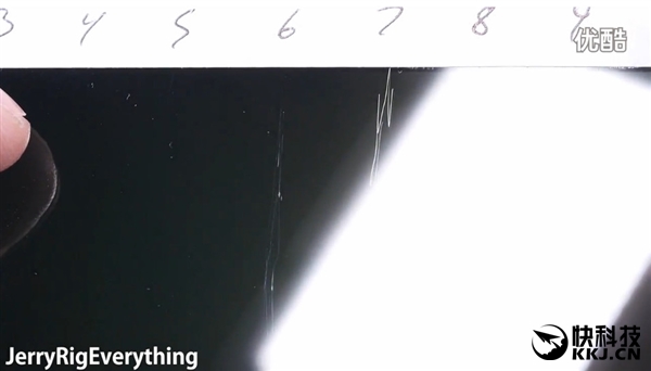 黑色iPhone 7首发刮划、掰弯测试！看着心疼