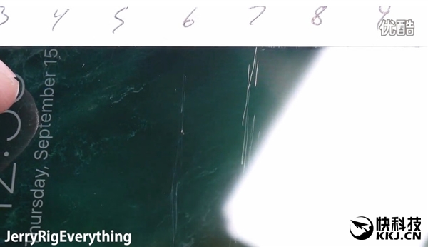 黑色iPhone 7首发刮划、掰弯测试！看着心疼