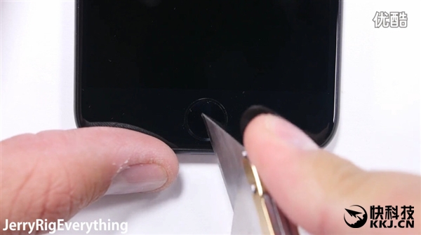 黑色iPhone 7首发刮划、掰弯测试！看着心疼