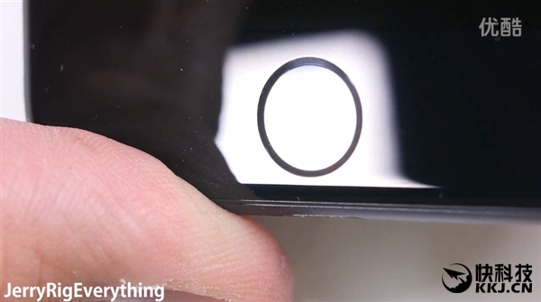 黑色iPhone 7首发刮划、掰弯测试！看着心疼