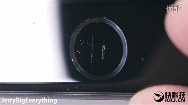 黑色iPhone 7首发刮划、掰弯测试！看着心疼