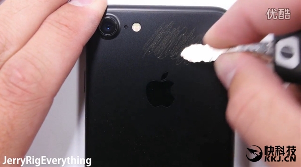 黑色iPhone 7首发刮划、掰弯测试！看着心疼