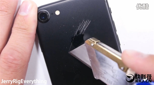 黑色iPhone 7首发刮划、掰弯测试！看着心疼