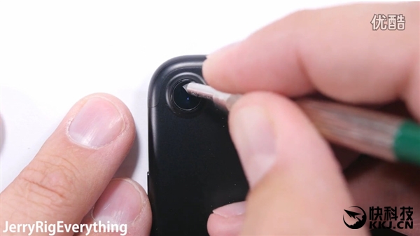 黑色iPhone 7首发刮划、掰弯测试！看着心疼
