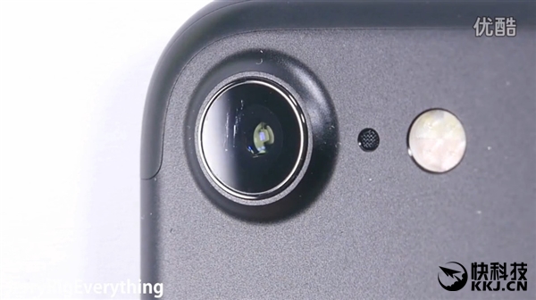 黑色iPhone 7首发刮划、掰弯测试！看着心疼