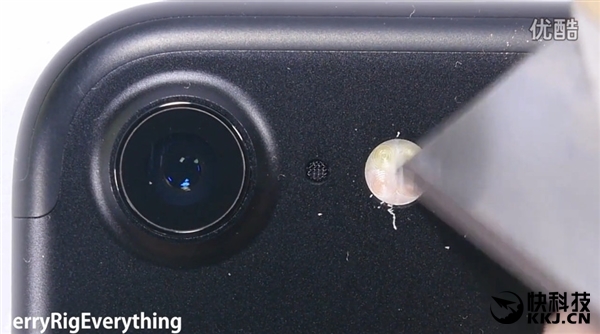 黑色iPhone 7首发刮划、掰弯测试！看着心疼