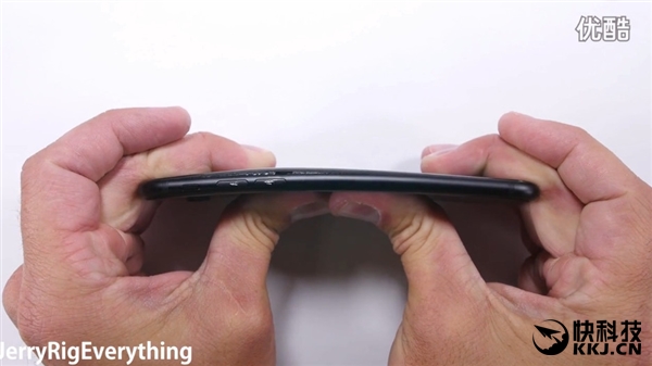 黑色iPhone 7首发刮划、掰弯测试！看着心疼