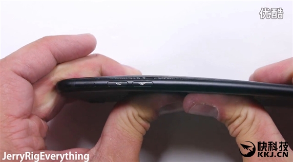 黑色iPhone 7首发刮划、掰弯测试！看着心疼