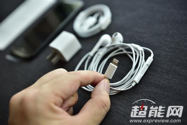 这就是苹果的小七！iPhone 7手机开箱图赏