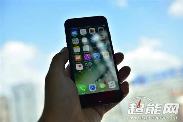 这就是苹果的小七！iPhone 7手机开箱图赏