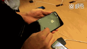 男子香港苹果店专划亮黑iPhone 7P 回应：会去买下