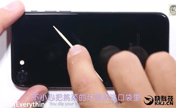 视频：一根牙签就能刮花亮黑色iPhone 7？