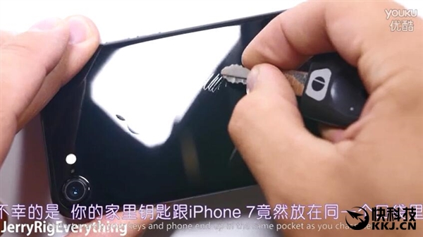 视频：一根牙签就能刮花亮黑色iPhone 7？