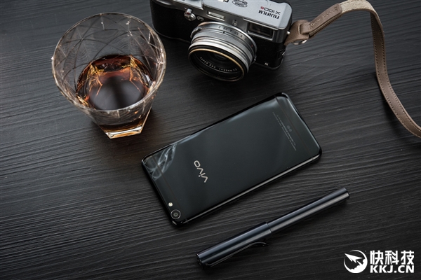 vivo X7亮黑色开卖：4GB内存+128GB存储/2798元