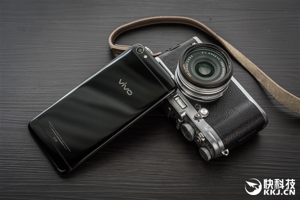 vivo X7亮黑色开卖：4GB内存+128GB存储/2798元