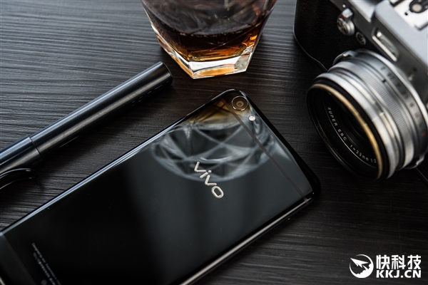 vivo X7亮黑色开卖：4GB内存+128GB存储/2798元