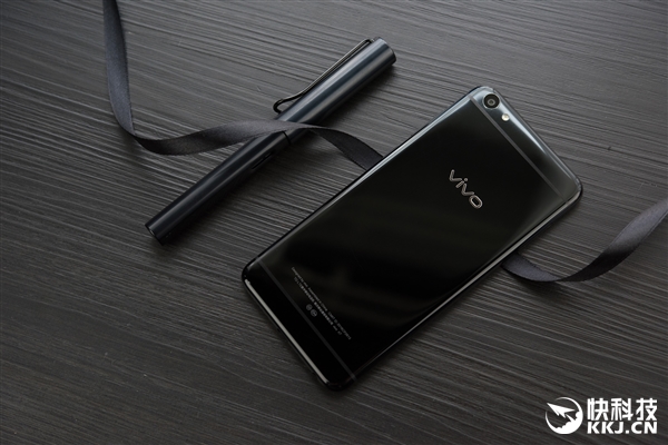 vivo X7亮黑色开卖：4GB内存+128GB存储/2798元