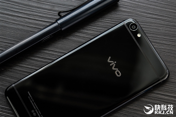 vivo X7亮黑色开卖：4GB内存+128GB存储/2798元