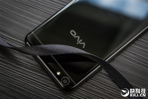 vivo X7亮黑色开卖：4GB内存+128GB存储/2798元