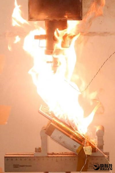 Note 7/iPhone 7电池被针扎加压后会怎样？可怕