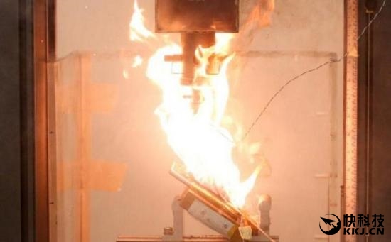 Note 7/iPhone 7电池被针扎加压后会怎样？可怕