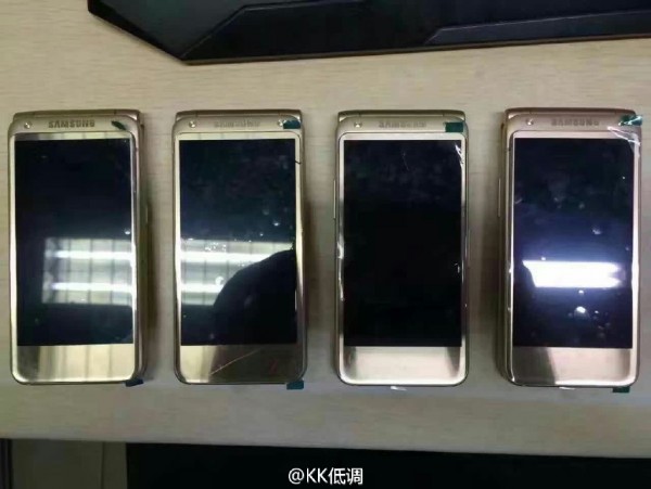 最美翻盖智能手机现身 三星W2017玫瑰金 