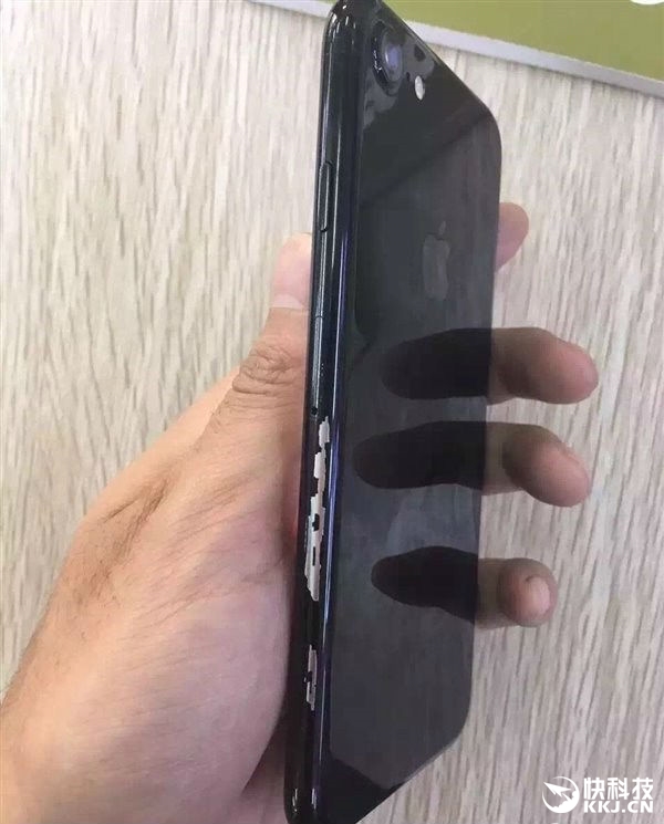 亮黑色iPhone 7不戴套裸奔之后...辣瞎眼睛