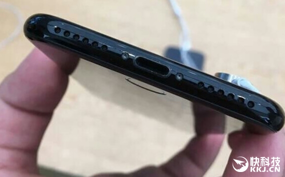 亮黑色iPhone 7不戴套裸奔之后...辣瞎眼睛