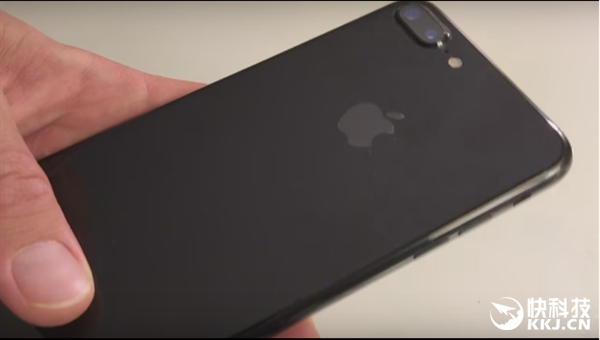亮黑色iPhone 7现新BUG：后背文字全印到贴膜上