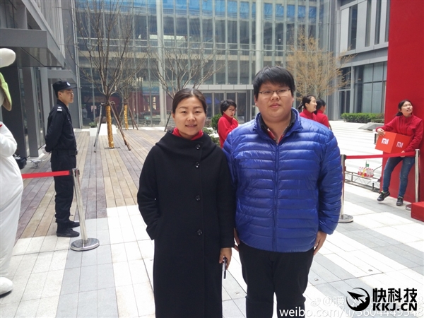 米粉为买小米MIX从非洲回国 通宵排队