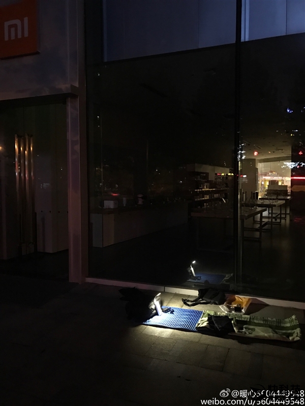 米粉为买小米MIX从非洲回国 通宵排队