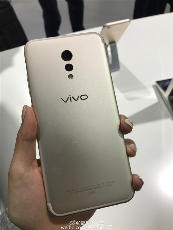 vivo Xplay6真机图赏：四曲面屏太惊艳！