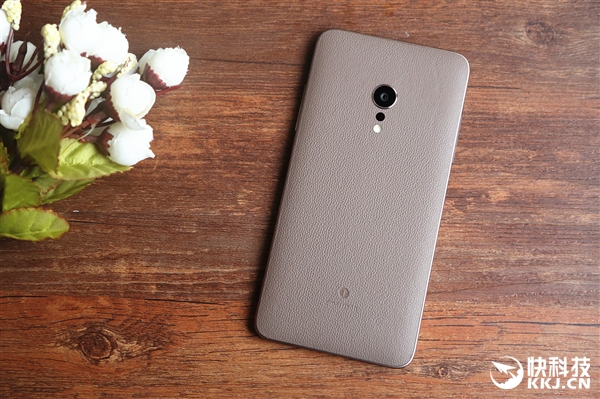 咖啡金版锤子M1L开箱图赏：皮革后壳太爽！