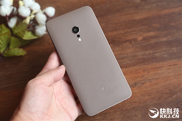 咖啡金版锤子M1L开箱图赏：皮革后壳太爽！