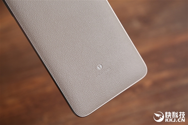 咖啡金版锤子M1L开箱图赏：皮革后壳太爽！