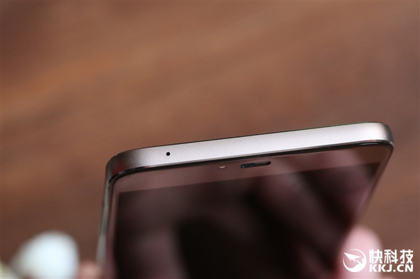 咖啡金版锤子M1L开箱图赏：皮革后壳太爽！