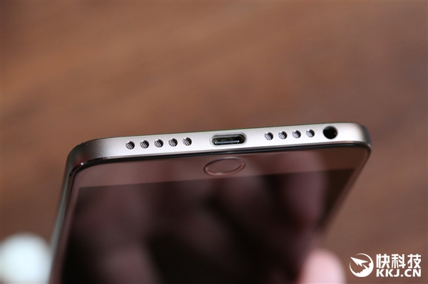 咖啡金版锤子M1L开箱图赏：皮革后壳太爽！