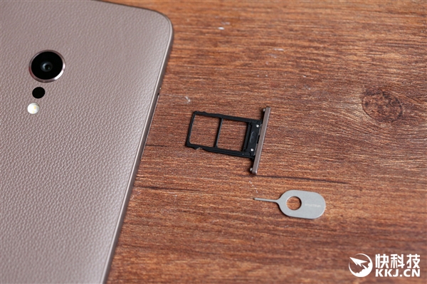 咖啡金版锤子M1L开箱图赏：皮革后壳太爽！