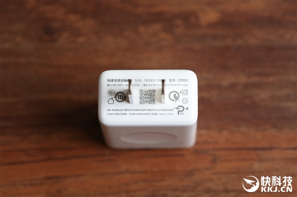 咖啡金版锤子M1L开箱图赏：皮革后壳太爽！