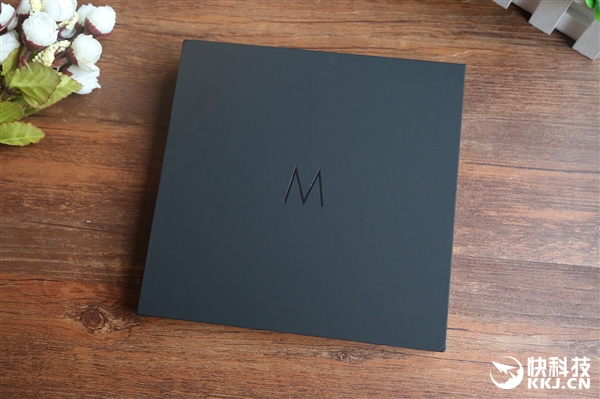 咖啡金版锤子M1L开箱图赏：皮革后壳太爽！