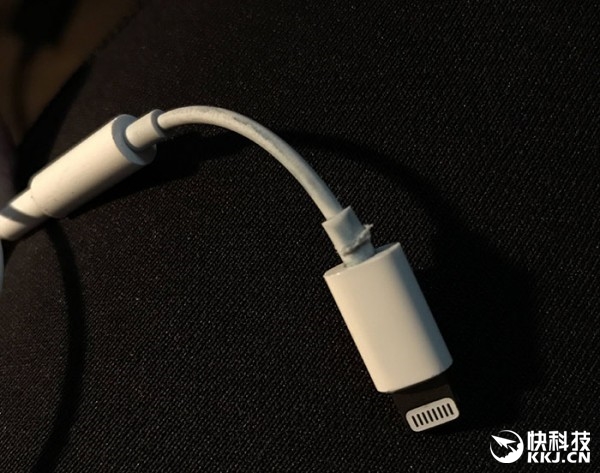 果粉心酸！iPhone 7耳机转换器使用一个后 悲剧了