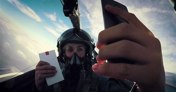 厉害了word一加3T！在高速飞行的战斗机内开箱