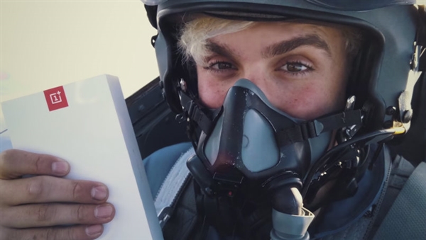 厉害了word一加3T！在高速飞行的战斗机内开箱